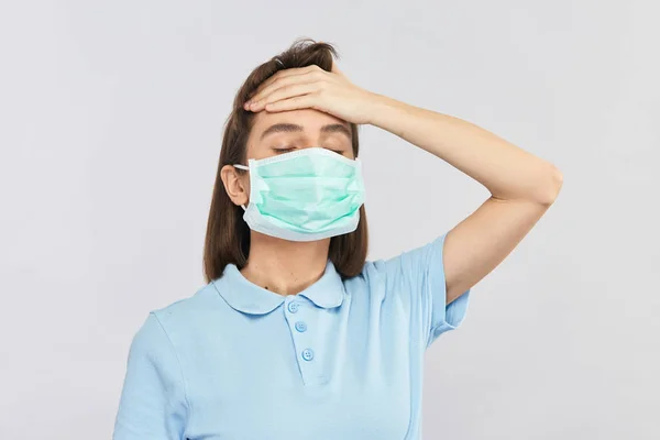 Menina Doente Máscara Proteção Tocando Sua Testa Para Verificar Temperatura — Fotografia de Stock