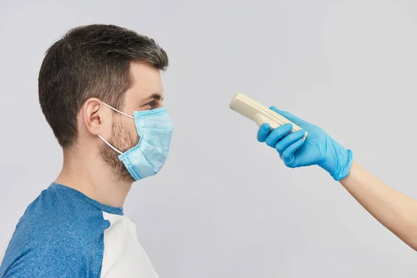 Brazo Médico Brillos Azules Medir Temperatura Del Cuerpo Humano Máscara — Foto de Stock