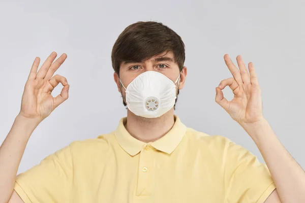 Cara Bonito Máscara Reutilizável Para Proteção Contra Poluição Coronavírus Mostrando — Fotografia de Stock