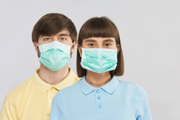 Dois Jovens Usando Máscara Respiratória Proteção Olhando Para Câmera Fundo — Fotografia de Stock