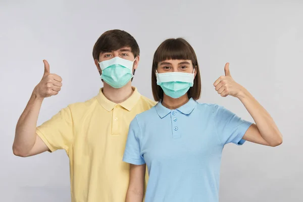 Άνδρας Και Γυναίκα Φορώντας Αναπνευστικές Μάσκες Κίτρινα Και Μπλε Πουκάμισα — Φωτογραφία Αρχείου