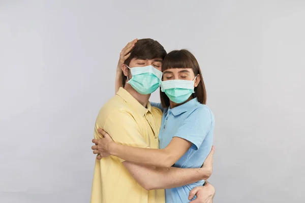 Heureux Couple Dans Repsiratory Masques Étreinte Autre Isolé Sur Gris — Photo
