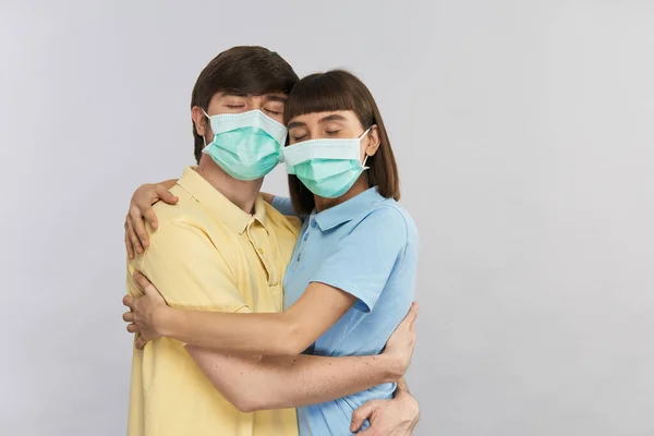 Menina Saudável Feliz Cara Abraçando Usando Máscara Proteção Enquanto Vírus — Fotografia de Stock