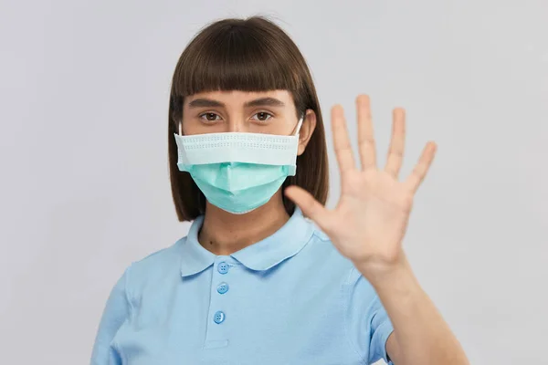 Jovem Bonita Máscara Proteção Descarte Estéril Rosto Mostrando Para Manter — Fotografia de Stock