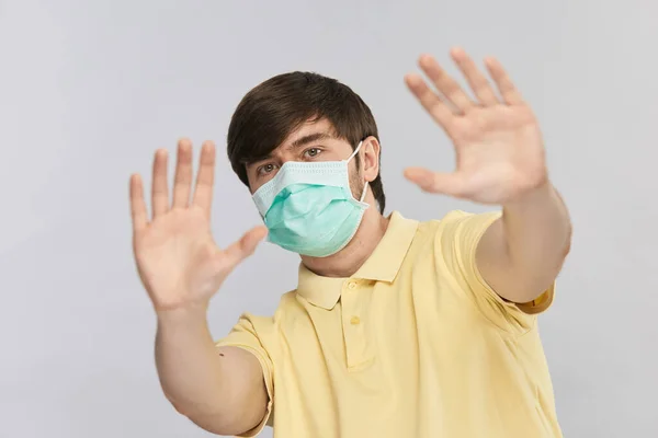 Homem Bonito Máscara Estéril Respiratória Mostrando Sinal Parada Para Evitar — Fotografia de Stock