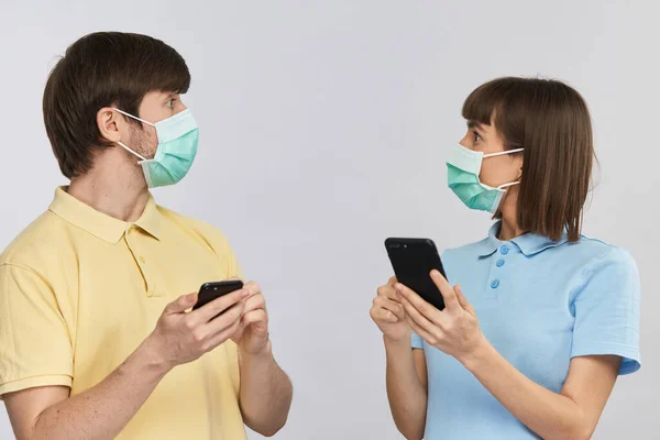 Jeune Femme Homme Vêtements Jaunes Bleus Tenant Des Téléphones Regardant — Photo