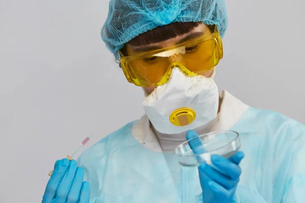 Pretty Young Scientist Analysing Samples Holding Pipette Pink Liquid Wearing — Stock Photo, Image