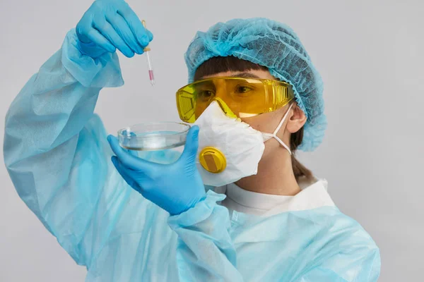 Química Femenina Sosteniendo Pipeta Comprobando Líquido Traje Equipo Completo — Foto de Stock