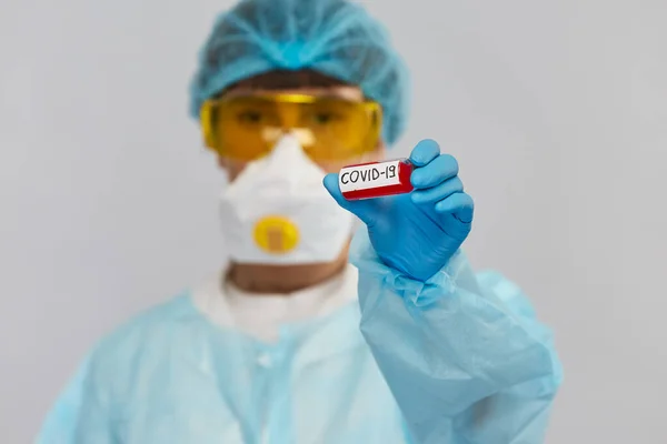 Tubo Con Coronavirus Brazo Científico Que Usa Traje Protactivo Médico — Foto de Stock