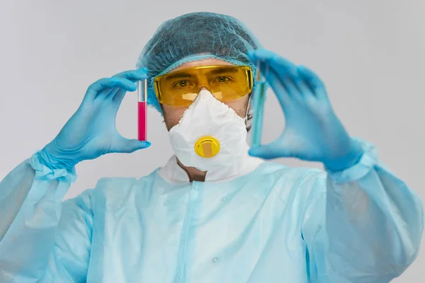 Químico Masculino Con Tubos Ensayo Diferentes Riesgos Biológicos Coloridos — Foto de Stock