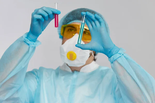 Bioquímico Traje Riesgo Biológico Gafas Amarillas Analizando Muestras Líquidos Rosados — Foto de Stock