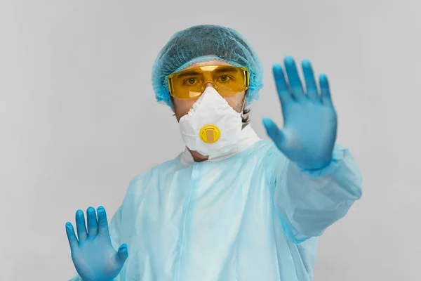 Scientifique Médical Terrifié Costume Risque Biologique Montrant Geste Arrêt Avec — Photo
