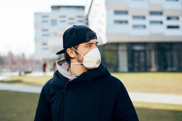 Νεαρός Άνδρας Φορώντας Αναπνευστική Μάσκα Στο Δρόμο Και Κοιτάζοντας Προς — Φωτογραφία Αρχείου
