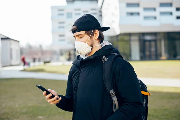 Homme Avec Sac Dos Masque Protection Utilisant Son Téléphone Dans — Photo