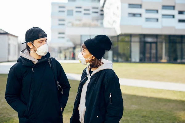 Deux Personnes Marchant Dans Rue Masque Respiratoire Tandis Que Coronavirus — Photo