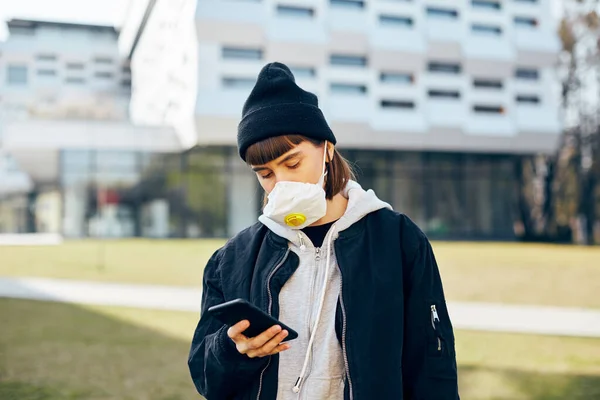 Jeune Fille Tenue Décontractée Avec Masque Respiratoire Utilisant Son Téléphone — Photo