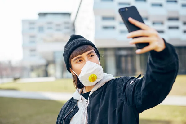 Fille Masque Protection Respiratoire Faisant Selfies Dans Rue Millenial Femelle — Photo