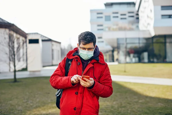 Homme Rouge Avec Masque Protection Utilisant Son Téléphone Dans Rue — Photo