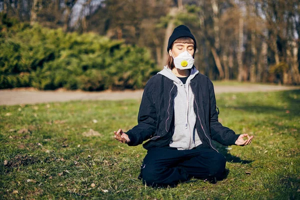 Giovane Ragazza Maschera Respiratoria Meditare Nel Parco Con Gli Occhi — Foto Stock