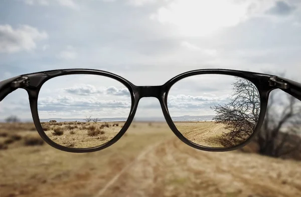 Tydlig vision genom glasögon — Stockfoto