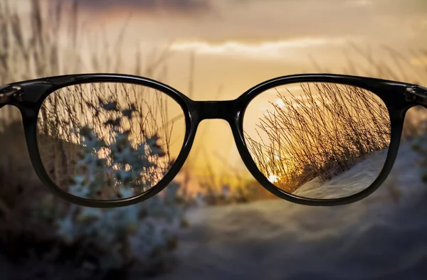 Visión clara a través de gafas — Foto de Stock