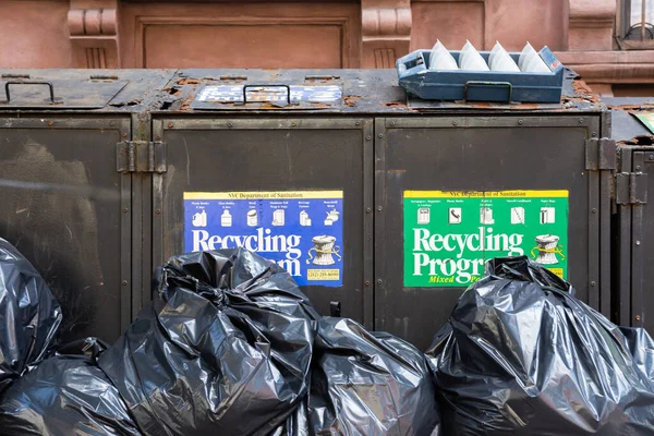 New York, ABD - 1 Temmuz 2019: Eski paslı geri dönüşüm programı çöp konteynırları