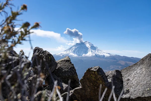 Görünür dumanla kaplı karla kaplı Popocatepetl volkanı, Meksika