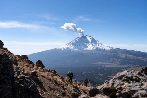 Görünür dumanla kaplı karla kaplı Popocatepetl volkanı, Meksika