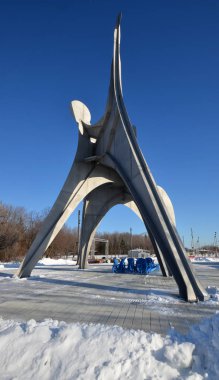 Alexander Calder 'ın L' Homme heykeli, 19 Haziran 2013 tarihinde Montreal 'de bulunan bir açık hava heykeli. 1967 Dünya Fuarı Yapımı