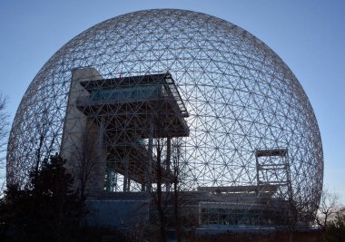 MONTREAL-CANADA FEB. 08 2017: Biyosfer Montreal 'de çevreye adanmış bir müzedir. 1967 Dünya Fuarı için ABD 'nin eski pavyonunda bulunan Parc Jean-Drapeau, Expo 67.