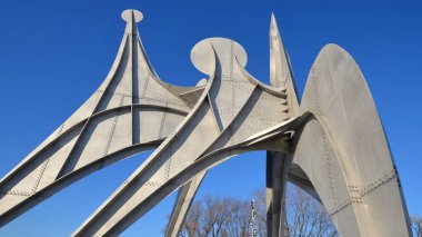 Alexander Calder 'ın L' Homme heykeli, 19 Haziran 2013 tarihinde Montreal 'de bulunan bir açık hava heykeli. 1967 Dünya Fuarı Yapımı