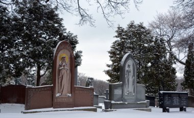 Kış vakti karlı eski bir mezarlık