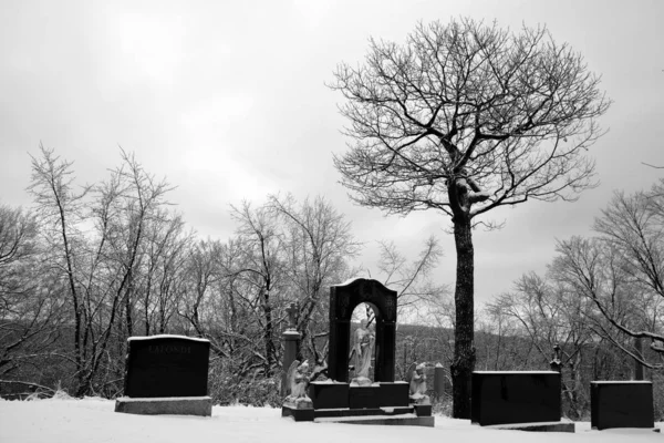 Antiguo Cementerio Con Nieve Invierno —  Fotos de Stock