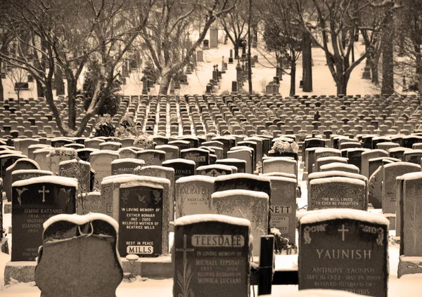 Antigo Cemitério Com Neve Inverno — Fotografia de Stock
