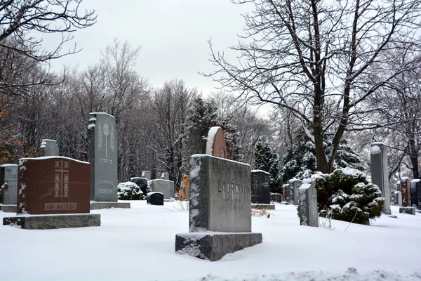 Antigo Cemitério Com Neve Inverno — Fotografia de Stock