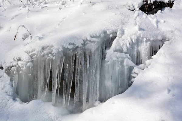 Cachoeira Congelada Nas Montanhas — Fotografia de Stock