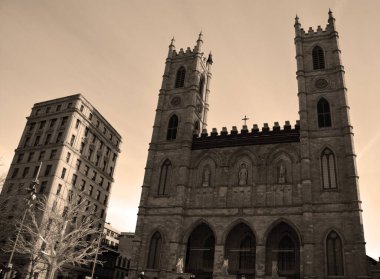 MONTREAL CANADA 01 10 2020: Place d 'arme and Notre-Dame Basilica (Fransızca: Basilique Notre-Dame de Montreal), Montreal' in tarihi bölgesinde yer alan bir bazilika.