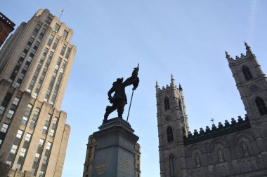 MONTREAL CANADA 01 10 2020: Place d 'arme and Notre-Dame Basilica (Fransızca: Basilique Notre-Dame de Montreal), Montreal' in tarihi bölgesinde yer alan bir bazilika.