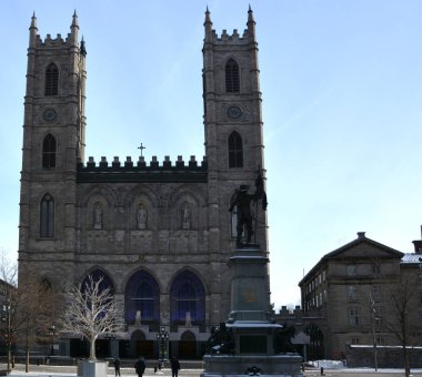 MONTREAL CANADA 01 10 2020: Place d 'arme and Notre-Dame Basilica (Fransızca: Basilique Notre-Dame de Montreal), Montreal' in tarihi bölgesinde yer alan bir bazilika.