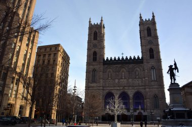MONTREAL CANADA 01 10 2020: Place d 'arme and Notre-Dame Basilica (Fransızca: Basilique Notre-Dame de Montreal), Montreal' in tarihi bölgesinde yer alan bir bazilika.