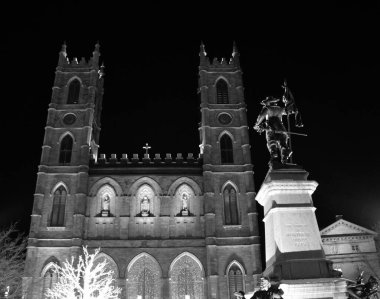 MONTREAL CANADA 01 10 2020: Place d 'arme and Notre-Dame Basilica (Fransızca: Basilique Notre-Dame de Montreal), Montreal' in tarihi bölgesinde yer alan bir bazilika.