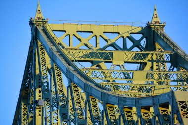MONTREAL CANADA 12: 20 2019: Jacques Cartier Köprüsü Montreal, Quebec, Kanada 'da Saint Lawrence Nehri' nden Longueuil 'e geçen çelik kiriş kantilever köprüdür.