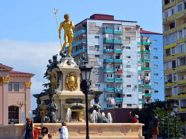 Batumi Georgia 2019 Aranyszobor Neptunusz Előtt Batumi Dráma Színház Batumi — Stock Fotó