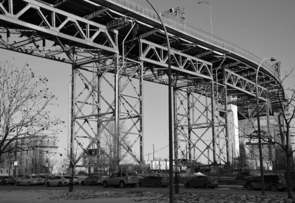 蒙特利尔嘉年华12月20日 雅克卡地亚大桥 Jacques Cartier Bridge 是一座横跨圣劳伦斯河的钢架悬臂桥 位于加拿大魁北克蒙特利尔 — 图库照片