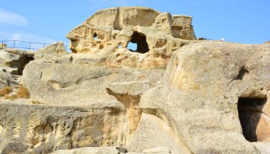 UPLISTSIKHE GEORGIA 09 11: 19: Uplistsikhe, Gürcistan 'ın doğusunda Gori, Shida Kartli kasabası yakınlarında, Mtkvari nehrinin yüksek kayalık bir sol yakasına inşa edilmiş antik bir kaya yontulmuş kasabadır.