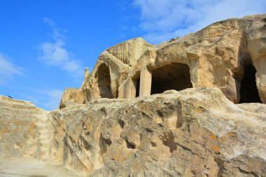 UPLISTSIKHE GEORGIA 09 11: 19: Uplistsikhe, Gürcistan 'ın doğusunda Gori, Shida Kartli kasabası yakınlarında, Mtkvari nehrinin yüksek kayalık bir sol yakasına inşa edilmiş antik bir kaya yontulmuş kasabadır.