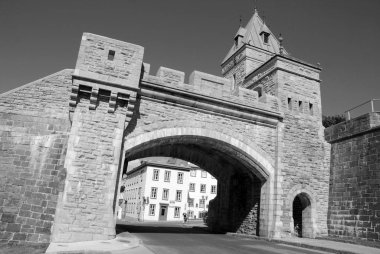 QUEBEC CITY CANADA 07 09 2018: Porte Saint-louis Gate Quebec City, Amerika Birleşik Devletleri 'ndeki bir Avrupa yerleşimi olarak tarihsel önemi nedeniyle seçilmiş bir UNESCO Dünya Mirası Alanıdır..