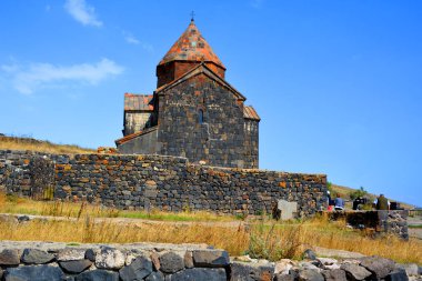 SEVAN ARMENIA 09 16 2019: Sevanavank, Ermenistan 'ın Gegharkunik Eyaleti' nde Sevan Gölü 'nün kuzeybatı kıyısında bulunan bir manastır kompleksi..