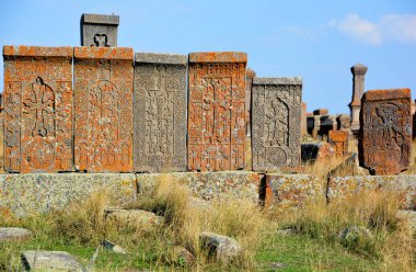 NORADUZ ARMENIA 09: 19: Noraduz büyük haçkarlar (çapraz taşlar) mezarlığıyla ünlüdür. Orada 900 'e yakın farklı stil ve çağ var..