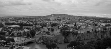 Gözlem güvertesinden şehir manzarası. Gürcistan 'ın başkenti Tiflis. Eski şehir. Kura Nehri. Kırmızı çatılar, alçak binalar. Panorama, mimari, kentsel